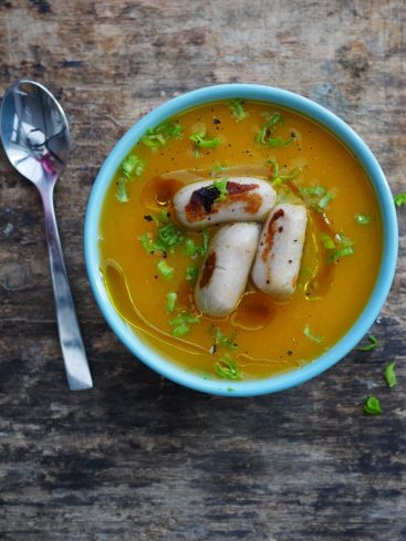 Soupe de potiron avec saucisses et ciboulette.