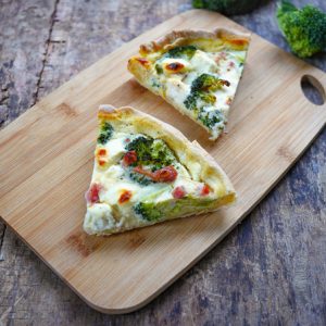 Quiche au brocoli sur planche à découper en bois