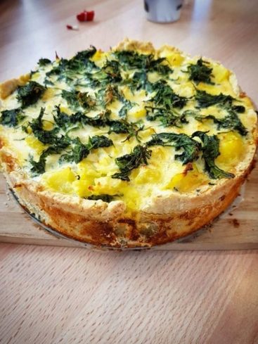 Quiche épinards, pommes de terre, fromage sur bois