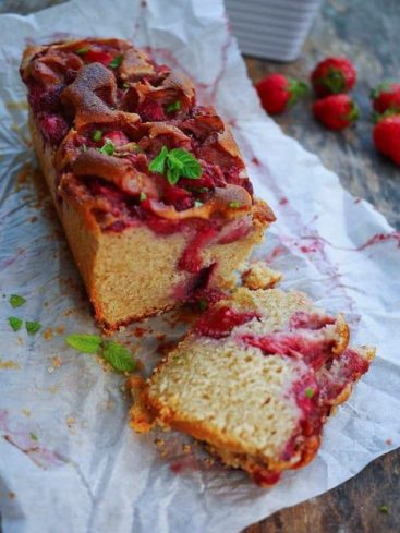 Gâteau aux fraises, appétissant et fraîchement tranché.