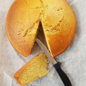 Gâteau rond coupé avec un couteau, sur papier