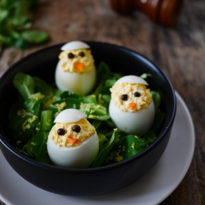 Oeufs mimosa décorés en poussins, salade verte.