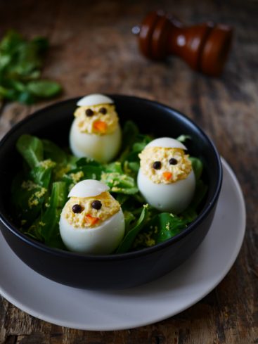Oeufs mimosa décorés en poussins, salade verte.