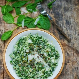 Salade de riz aux épinards, parmesan et graines.