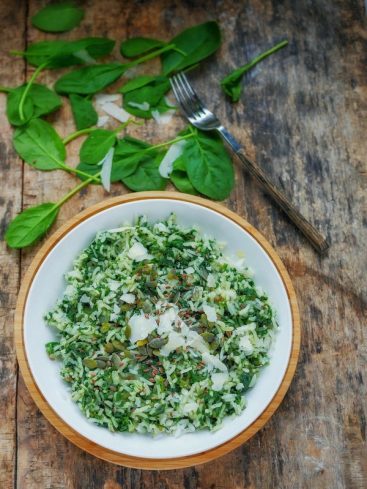 Salade de riz aux épinards, parmesan et graines.