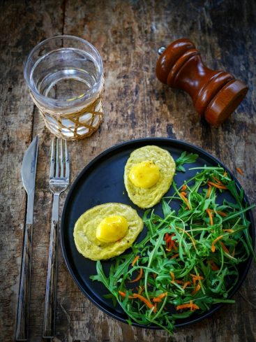 Oeufs Bénédicte revisités avec salade et verre d'eau.