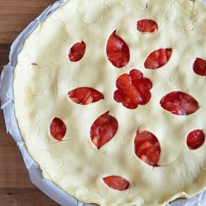 Tarte aux fraises crue, prête à cuire.