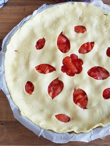 Tarte aux fraises crue, prête à cuire.