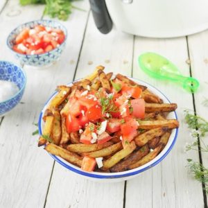 Frites maison avec tomates et feta dans un bol.