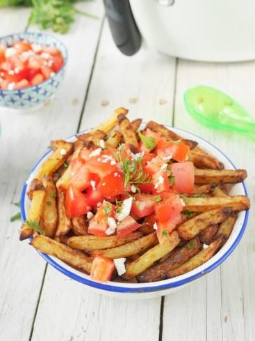 Frites maison avec tomates et feta dans un bol.