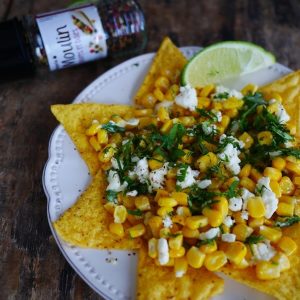 Nachos au maïs, feta, coriandre et citron vert.