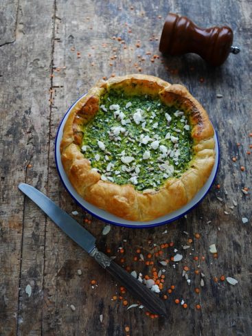 Tarte épinards, feta et graines sur table rustique