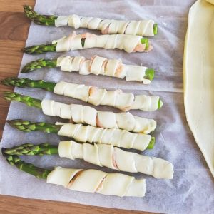 Asperges enrobées de pâte feuilletée et saumon.