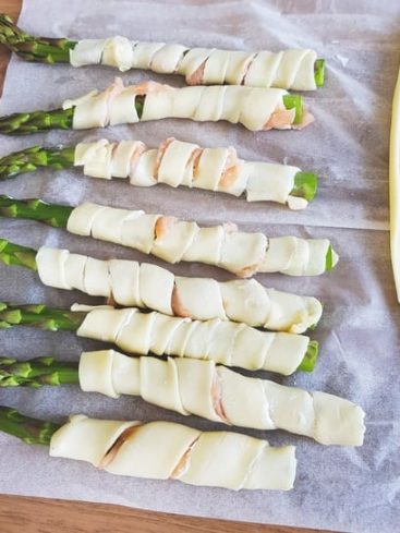 Asperges enrobées de pâte feuilletée et saumon.