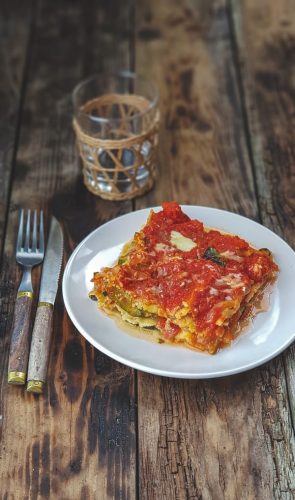 Portion de lasagnes végétariennes sur table en bois