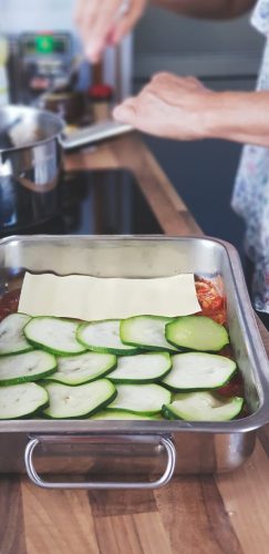 Préparation de lasagnes végétariennes aux courgettes.