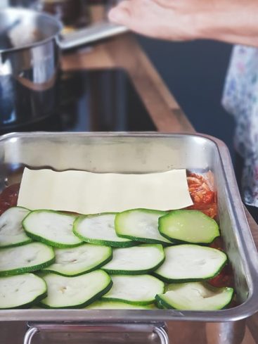 Préparation de lasagnes végétariennes aux courgettes.