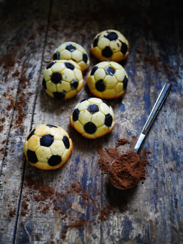Biscuits en forme de ballons de football avec cacao.