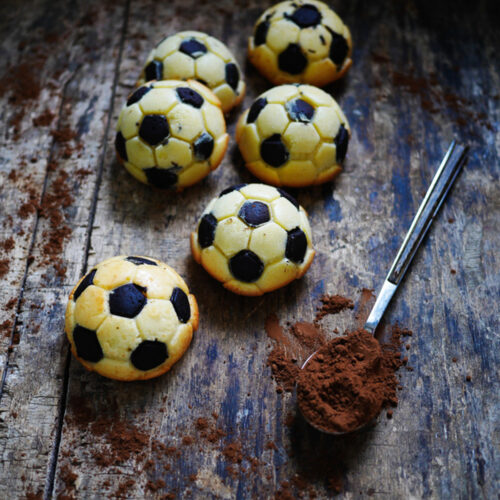 Biscuits en forme de ballons de football avec cacao.