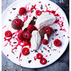 Dessert appétissant : framboises, crème, gâteaux au chocolat.