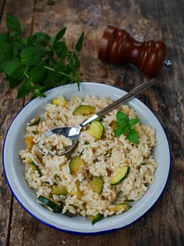 Risotto aux courgettes, plat végétarien, moulin à poivre.