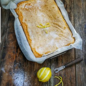 Gâteau au citron, sucre glace, zeste, rustique