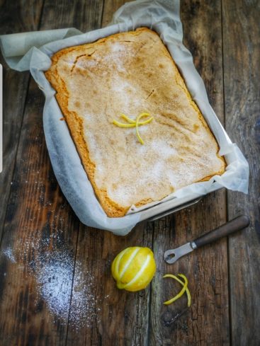 Gâteau au citron, sucre glace, zeste, rustique