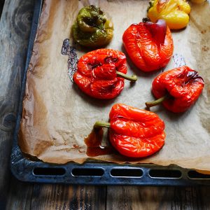 Poivrons rouges, jaunes et verts rôtis sur plaque