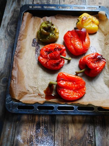 Poivrons rouges, jaunes et verts rôtis sur plaque
