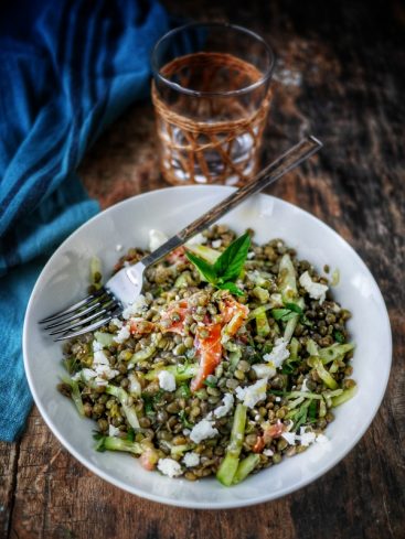 Salade de lentilles, feta, concombre et saumon.