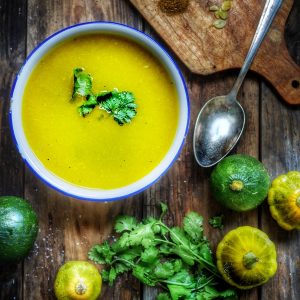 Soupe de courge d'été avec coriandre et épices