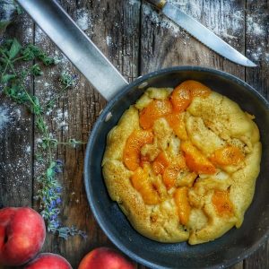 Galette aux pêches rustique dans une poêle