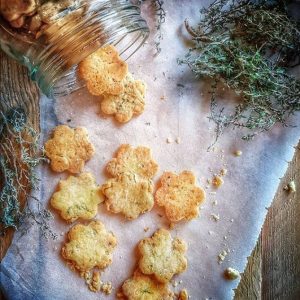 Biscuits fleuris maison au thym, pot en verre.