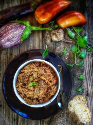 Caviar d'aubergines avec pain, ail et basilic