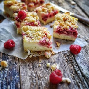 Gâteau crumble aux framboises sur table en bois