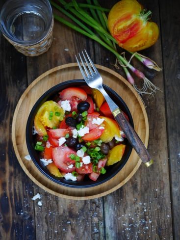 Salade de tomates anciennes, feta et olives noires.