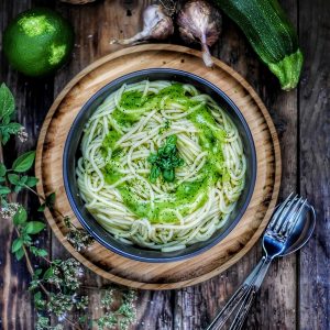 Assiette de spaghettis au pesto de courgette, vue du dessus
