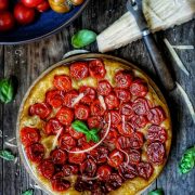 recette tarte tatin aux tomates cerises, parmesan, thym et basilic