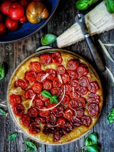 Tarte aux tomates cerises, parmesan et basilic frais