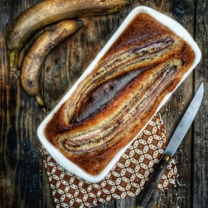 Pain aux bananes maison sur une table en bois