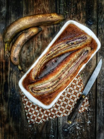 Pain aux bananes maison sur une table en bois