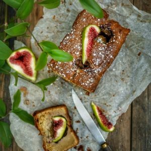 Gâteau aux figues saupoudré de sucre glace, vue de dessus.