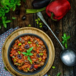 Ratatouille maison avec aubergines, poivrons, et basilic frais.