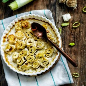 Gratin de poireaux crémeux avec une cuillère