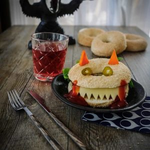 Bagel monstre Halloween, boisson rouge et figurine Scream.