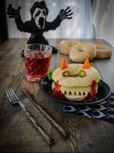 Bagel monstre Halloween, boisson rouge et figurine Scream.