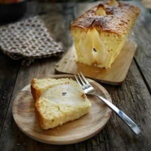 Gâteau aux poires sur table en bois rustique.