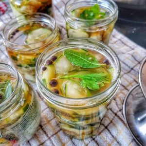 Conserves de courgettes maison, aromatisées aux herbes.