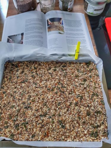Préparation de crackers craquants aux graines, recette ouverte.