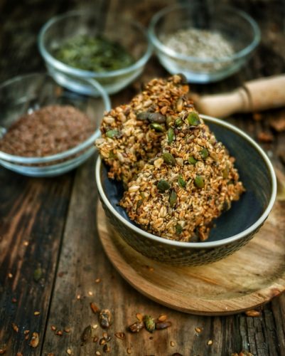 Barres granola aux graines, bols d'ingrédients